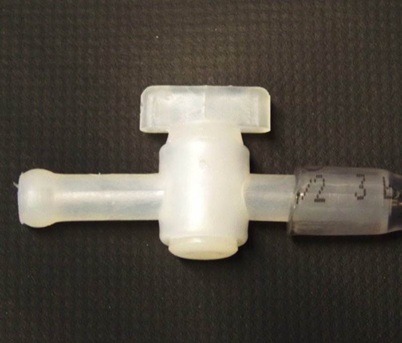 Conexión manguera en plástico con válvula 7mm